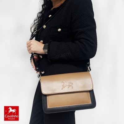 Mala de ombro em couro castanho claro e preto com relevo de cavalo