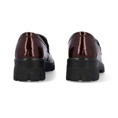 Sapatos castanhos em verniz com sola preta, vistos de trás.