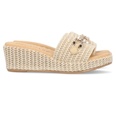 Sandália de cunha bege com adorno metálico