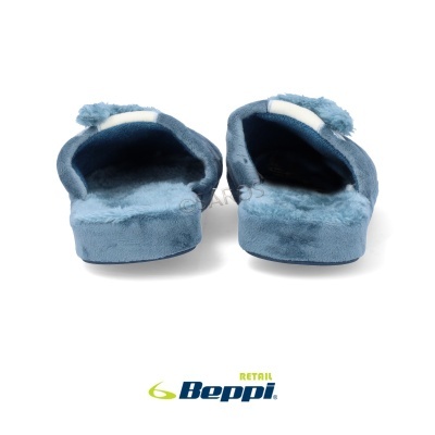 Chinelos de quarto azuis felpudos com pêlo no interior da marca Beppi sobre fundo branco