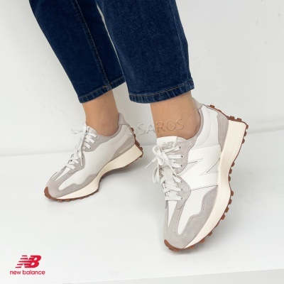 Sapatilhas New Balance cinza e bege com sola castanha