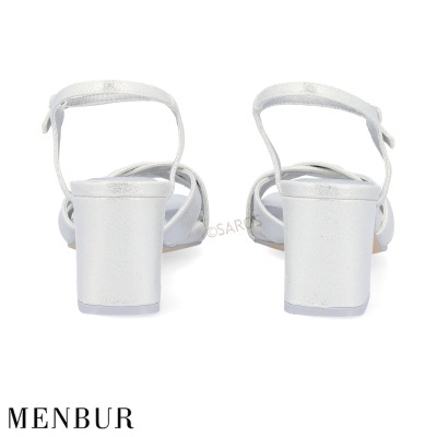 Sandálias femininas MENBUR brancas com salto médio e tiras finas