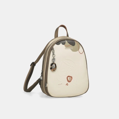 Mochila creme e castanha com detalhes em relevo e pendente metálico