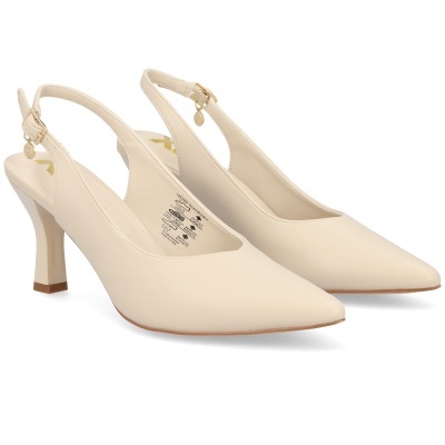 Sapatos de salto alto creme com biqueira apontada e alça traseira com fivela dourada