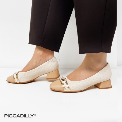 Sapatos de senhora brancos com salto quadrado médio em fundo branco