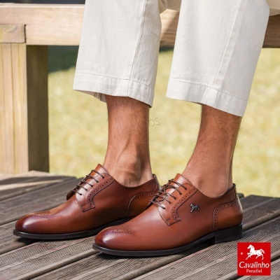 Sapatos sociais em couro castanho com detalhes perfurados