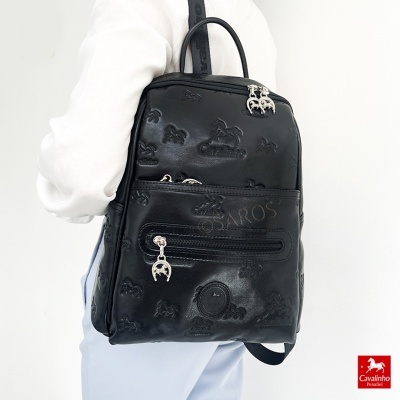 Mochila preta em pele sintética com padrão de cavalos e fechos prateados