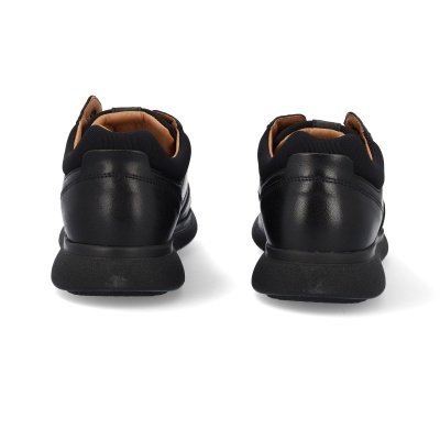 Par de sapatilhas pretas vistas de trás