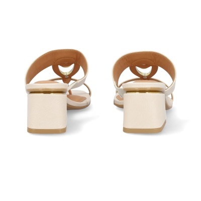 Sandálias de salto médio creme com tiras largas e detalhe dourado