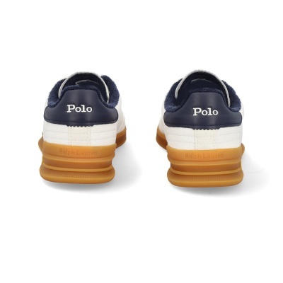 Ténis Polo Ralph Lauren vistos de trás com sola castanha clara e detalhes em azul escuro