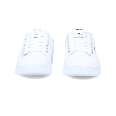 Par de ténis brancos com atacadores