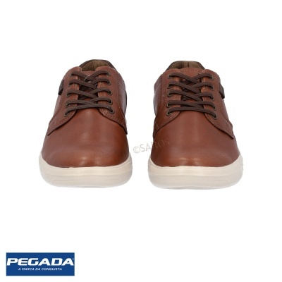 Sapatos castanhos com atacadores pretos e sola branca