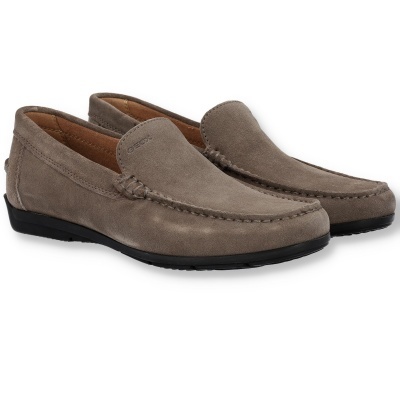 Mocassins masculinos cinza em camurça com sola preta e costuras visíveis.