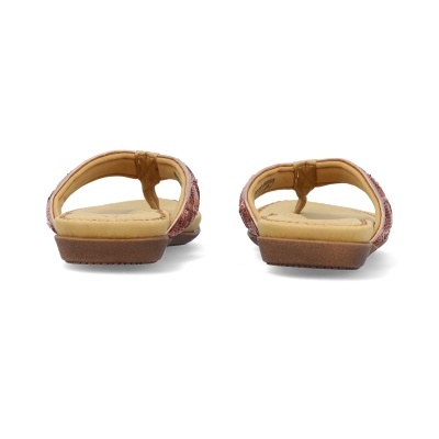 Chinelos de dedo femininos castanhos com tira vermelha brilhante, vistos de trás, sobre fundo branco