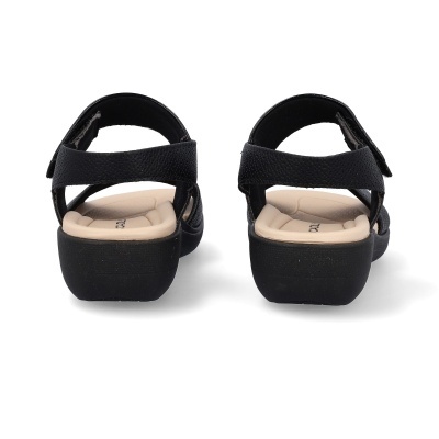 Sandálias pretas com tiras texturadas e sola preta vista de trás