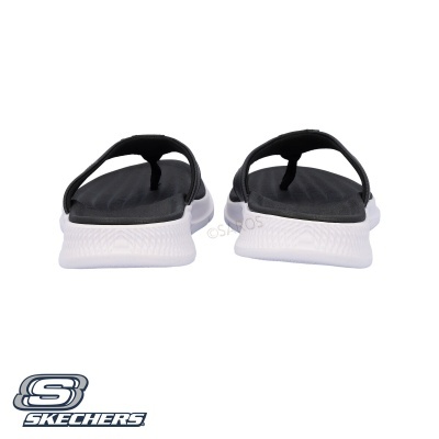 Sandálias Skechers pretas com sola branca vistas de trás