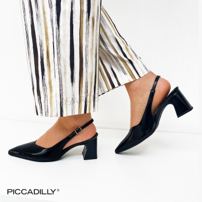 Sapatos pretos de salto médio com tira ao calcanhar e calças riscas