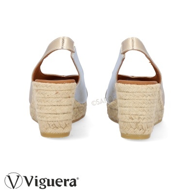 Sandálias cunha com salto de ráfia e detalhe dourado
