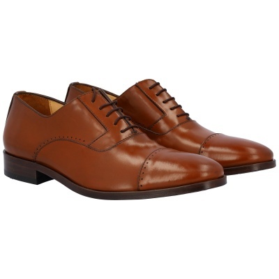Sapatos sociais castanhos em couro com cadarços castanhos escuros