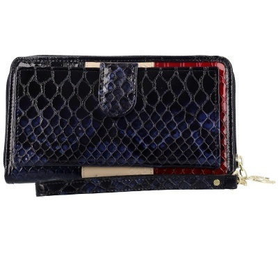 Carteira com padrão imitação pele de cobra azul escuro, verniz vermelho e bege