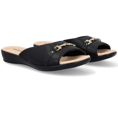 Par de chinelos pretos com detalhes dourados e palmilha bege