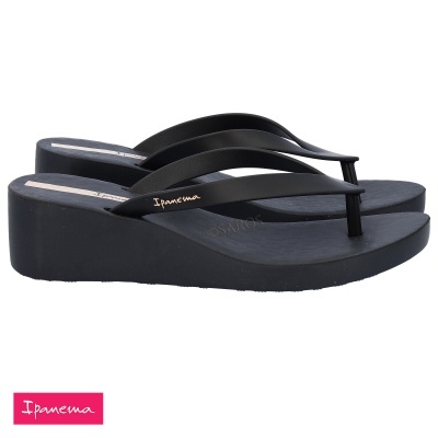 Chinelos de dedo plataforma Ipanema pretos com logo dourado