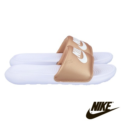 Chinelos Nike castanhos e brancos em fundo branco com logótipo Nike