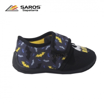 Chinelos infantis com padrão de morcegos e texto 'BAT'