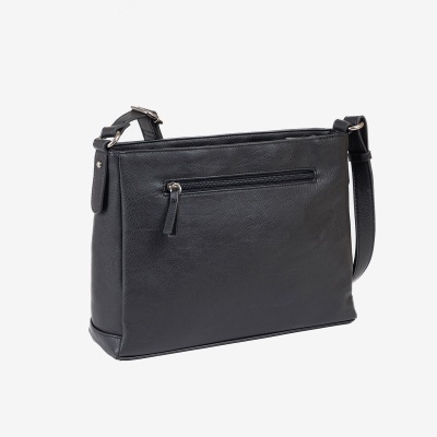 Mala tiracolo preta em material sintético com fecho e alça ajustável