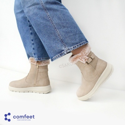 Botins bege com sola branca e forro felpudo castanho claro usados com jeans azul