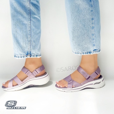 Sandálias Skechers lilás com tiras largas e sola branca