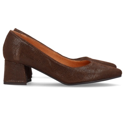 Sapatos de salto castanho com textura padrão de pele, interior castanho claro e salto quadrado.