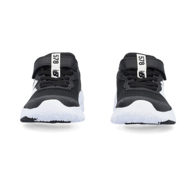 Sapatilhas pretas e brancas New Balance modelo 578 com fecho em velcro