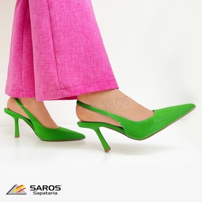 Sapatos verdes de salto alto com calças rosa