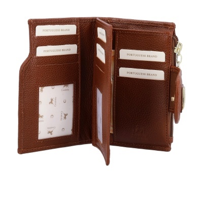Carteira em pele castanha com várias divisórias para cartões e fecho