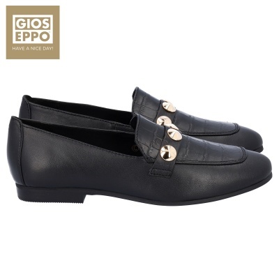 Mocassins pretos em couro com botões dourados e detalhe em padrão crocodilo