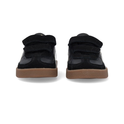 Sapatilhas infantis negras com duas tiras de velcro e sola castanha, vista frontal