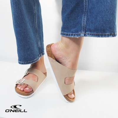 Sandálias bege O'NEILL com sola de cortiça e fivela, usadas com jeans azuis