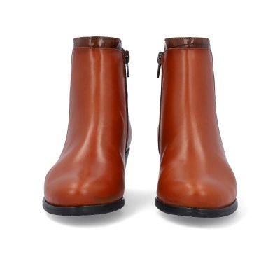Botins castanhos de pele com sola preta e fecho lateral