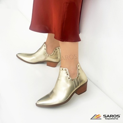 Sapatos mulher dourados metalizados com salto médio