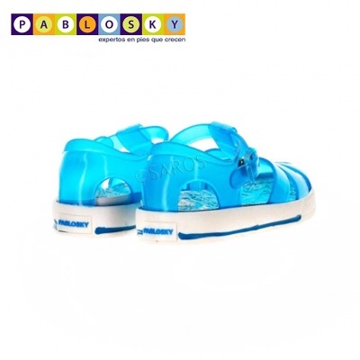 Sandálias de criança em plástico azul translúcido com sola branca