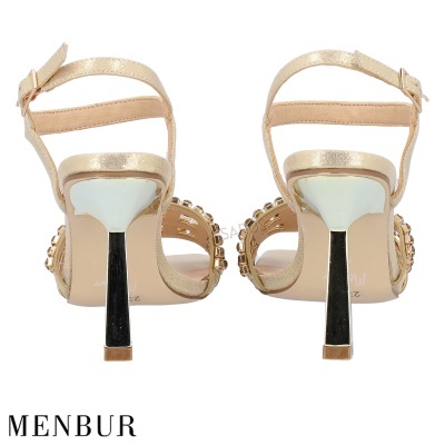 Sandálias de salto alto douradas com tiras finas e salto preto vistas de trás