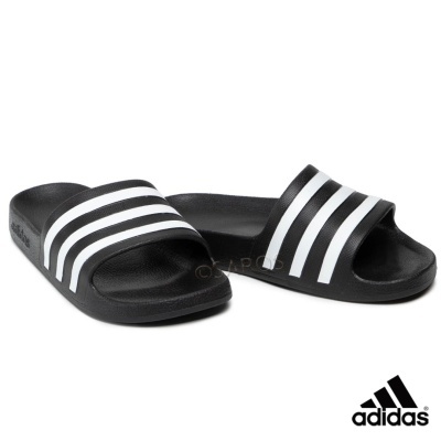 Chinelos adidas pretos com três riscas brancas tipo slide