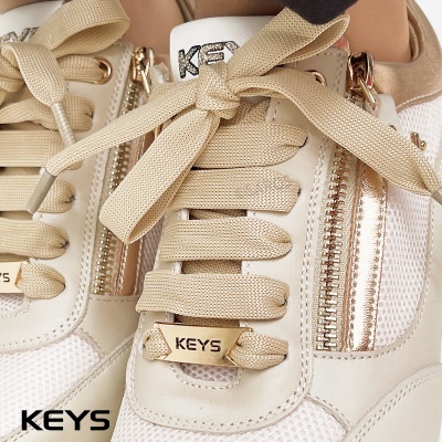 Ténis bege e dourado com cadarços largos e zíper decorativo