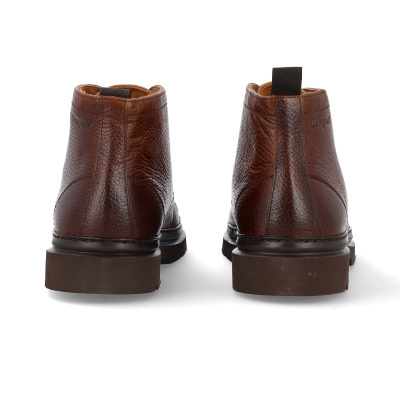 Botas masculinas de couro castanho vistas de trás com sola castanha escura