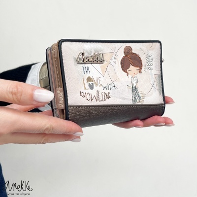 Carteira feminina colorida com desenho de menina e texto