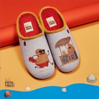 Chinelos de interior cinza claro com estampados divertidos e texto em etiqueta interna