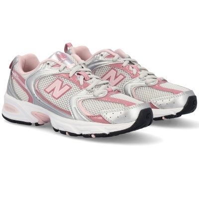 Sapatilhas New Balance 880 em cores branco, rosa e prateado.