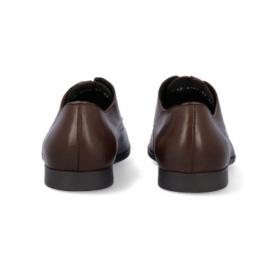 Sapatos sociais castanhos vistos de trás