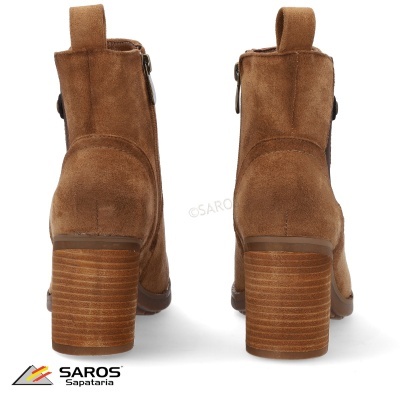 Botas castanhas de camurça com salto grosso sobre fundo branco